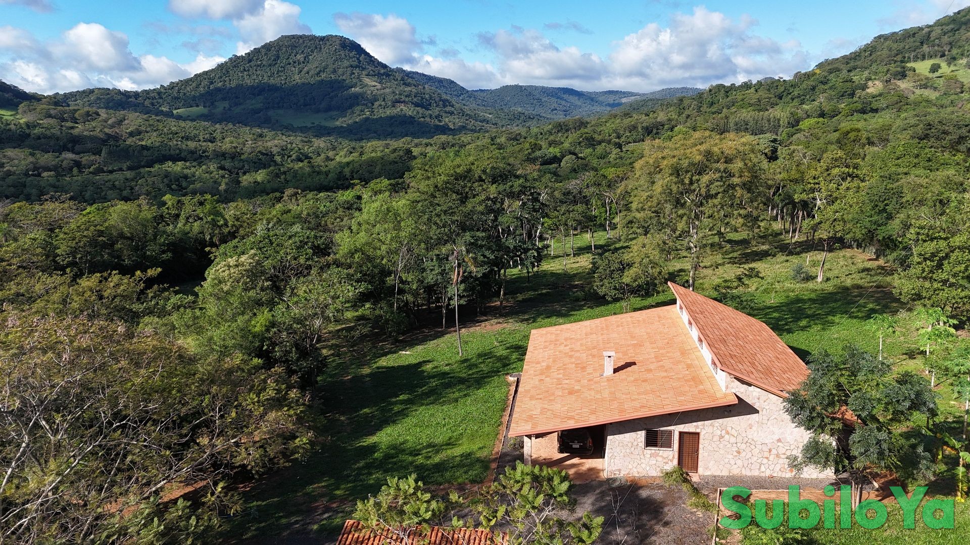 4,1 Hektar Grundstück mit Wohnhaus, Blick auf die Berge & eigenem Wasserfall